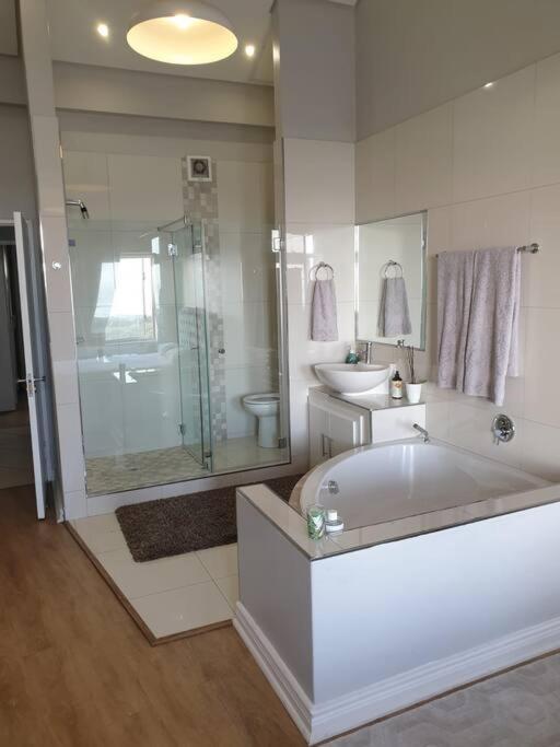 Beachfront 3-bedroom With Robben Island Views