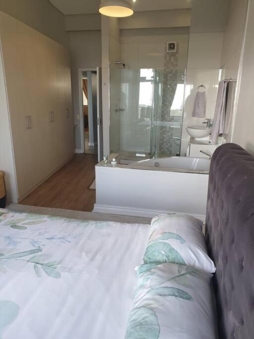 Beachfront 3-bedroom With Robben Island Views Apartamento